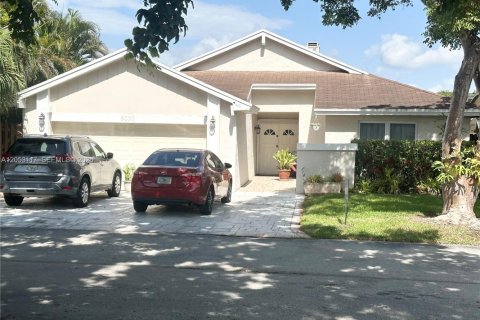 House in Miami, Florida 3 bedrooms, 163.88 sq.m. № 2244056