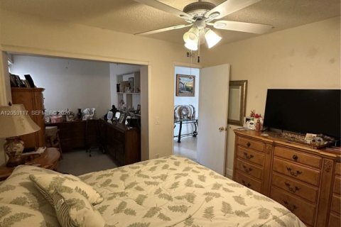 House in Miami, Florida 3 bedrooms, 163.88 sq.m. № 2244056 - photo 22