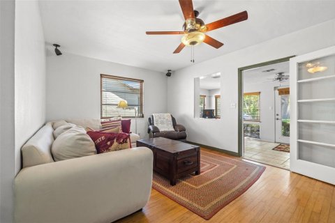 House in Saint Petersburg, Florida 2 bedrooms, 114.08 sq.m. № 1649170 - photo 8