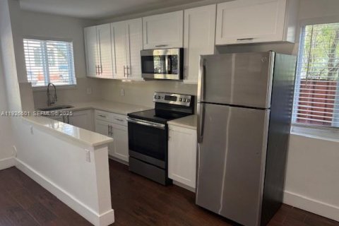 Apartment in Miami Beach, Florida 1 bedroom, 278.24 sq.m. № 1986520 - photo 8