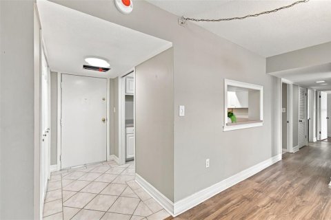 Condo in Tampa, Florida, 2 bedrooms № 2374121 - photo 10