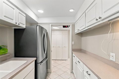 Condo in Tampa, Florida, 2 bedrooms № 2374121 - photo 8