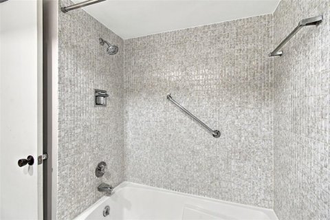 Condo in Tampa, Florida, 2 bedrooms № 2374121 - photo 25