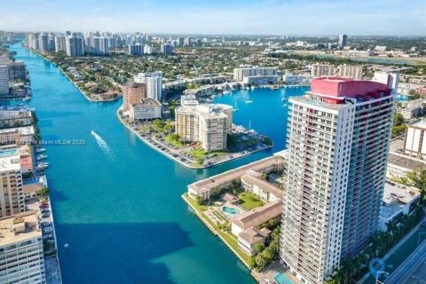 Купить кондоминиум в Халландейл-Бич, Флорида 2 спальни, 95.69м2, № 1706565 - фото 1