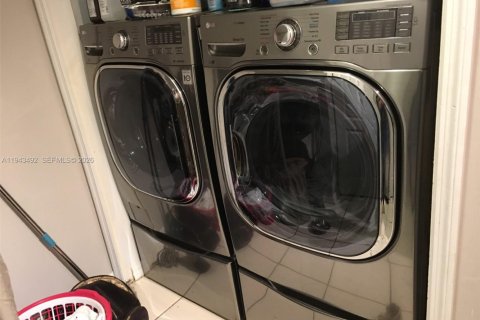 Casa en venta en Miami, Florida, 4 dormitorios, 193.24 m2 № 2000323 - foto 9