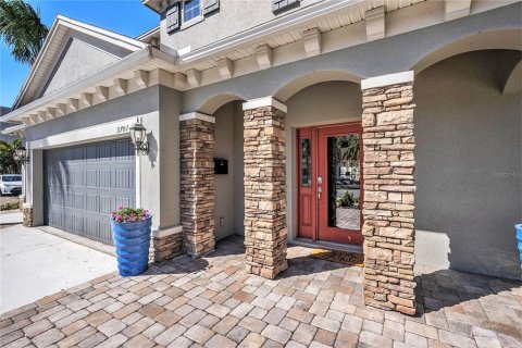 House in Tampa, Florida 4 bedrooms, 275.18 sq.m. № 1720696 - photo 1