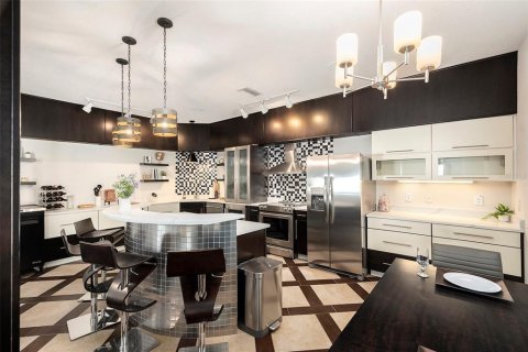 House in Tampa, Florida 4 bedrooms, 275.18 sq.m. № 1720696 - photo 14