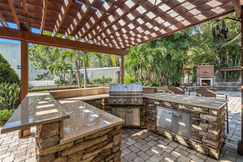 House in Tampa, Florida 4 bedrooms, 275.18 sq.m. № 1720696 - photo 3