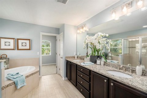 House in Tampa, Florida 4 bedrooms, 275.18 sq.m. № 1720696 - photo 25