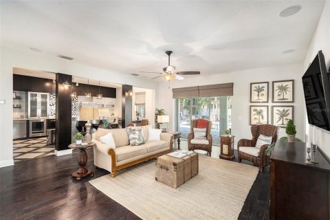 House in Tampa, Florida 4 bedrooms, 275.18 sq.m. № 1720696 - photo 7