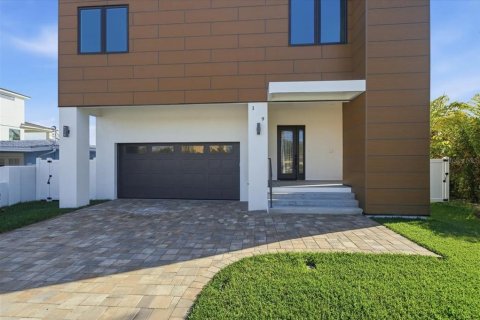 Casa en venta en Saint Pete Beach, Florida, 4 dormitorios, 381.27 m2 № 2103694 - foto 2