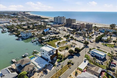 Casa en venta en Saint Pete Beach, Florida, 4 dormitorios, 381.27 m2 № 2103694 - foto 9