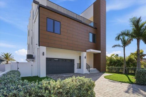 Casa en venta en Saint Pete Beach, Florida, 4 dormitorios, 381.27 m2 № 2103694 - foto 1