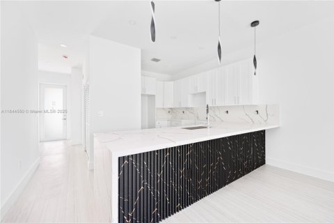 Villa ou maison à louer à Miami, Floride: 4 chambres, 248.05 m2 № 1839484 - photo 3