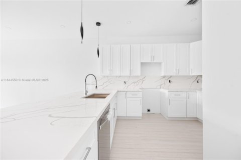 Villa ou maison à louer à Miami, Floride: 4 chambres, 248.05 m2 № 1839484 - photo 21