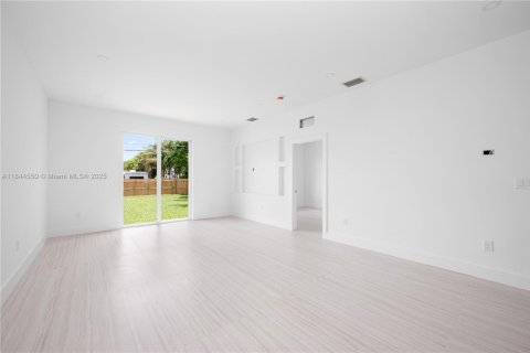 Villa ou maison à louer à Miami, Floride: 4 chambres, 248.05 m2 № 1839484 - photo 10