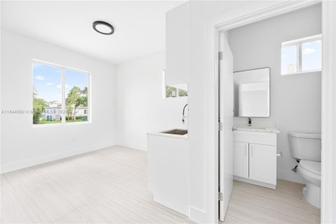 Villa ou maison à louer à Miami, Floride: 4 chambres, 248.05 m2 № 1839484 - photo 12