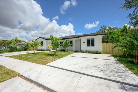 Villa ou maison à louer à Miami, Floride: 4 chambres, 248.05 m2 № 1839484 - photo 1