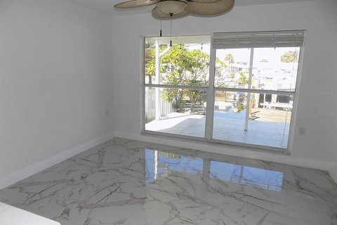 House in Hudson, Florida 2 bedrooms, 205.59 sq.m. № 2410523 - photo 4