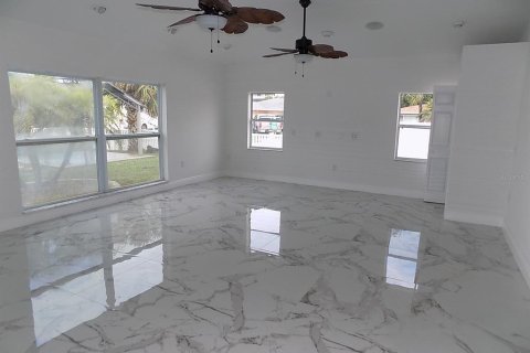 House in Hudson, Florida 2 bedrooms, 205.59 sq.m. № 2410523 - photo 3