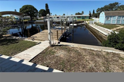 House in Hudson, Florida 2 bedrooms, 205.59 sq.m. № 2410523 - photo 16