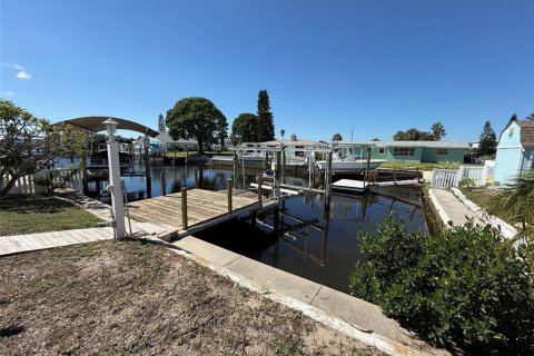 House in Hudson, Florida 2 bedrooms, 205.59 sq.m. № 2410523 - photo 17