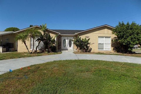 House in Hudson, Florida 2 bedrooms, 205.59 sq.m. № 2410523