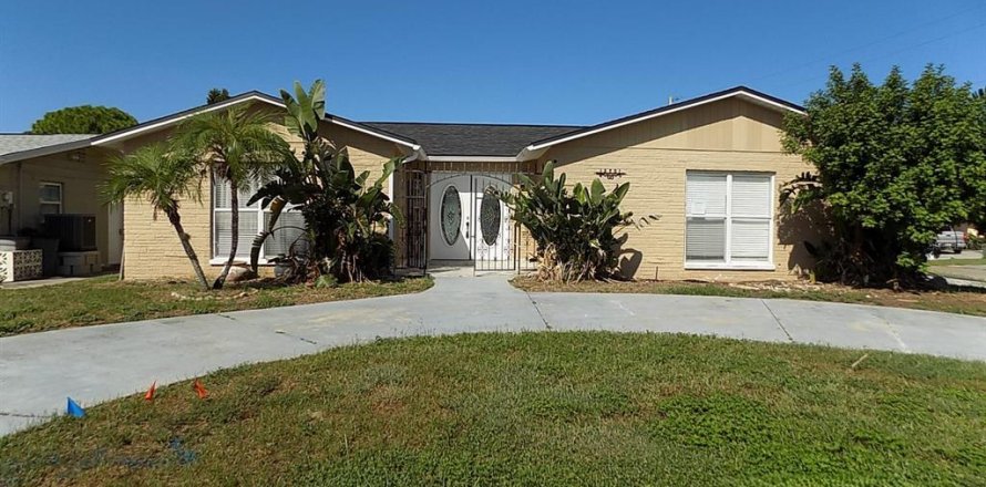 House in Hudson, Florida 2 bedrooms, 205.59 sq.m. № 2410523