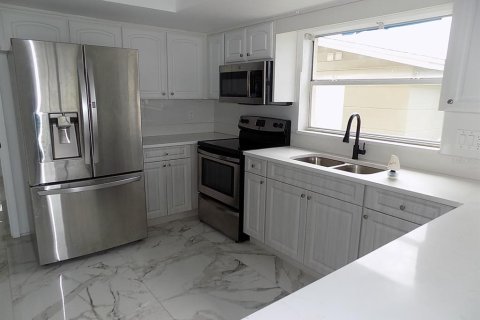 House in Hudson, Florida 2 bedrooms, 205.59 sq.m. № 2410523 - photo 6