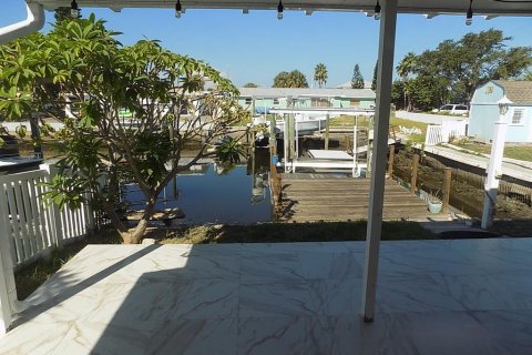 House in Hudson, Florida 2 bedrooms, 205.59 sq.m. № 2410523 - photo 14