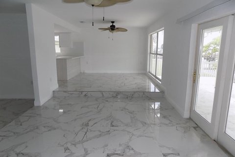 House in Hudson, Florida 2 bedrooms, 205.59 sq.m. № 2410523 - photo 5
