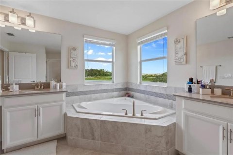 House in Orlando, Florida 5 bedrooms, 312.06 sq.m. № 2218809 - photo 20