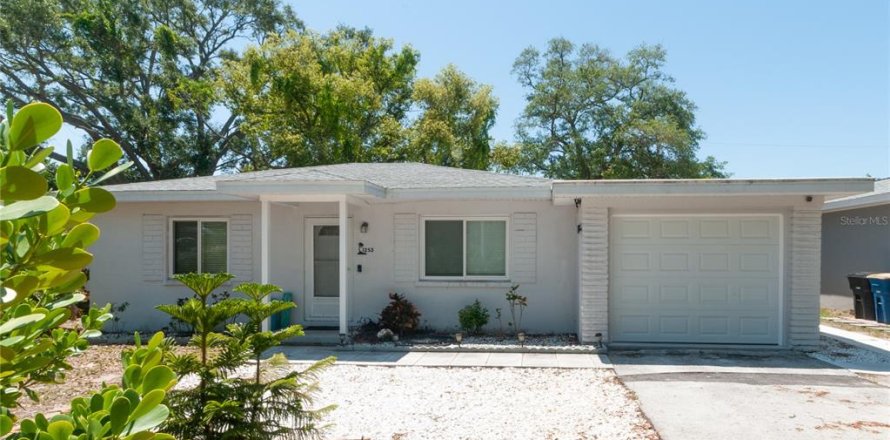 House in Clearwater, Florida 3 bedrooms, 100.33 sq.m. № 2227165