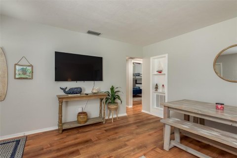 House in Clearwater, Florida 3 bedrooms, 100.33 sq.m. № 2227165 - photo 17