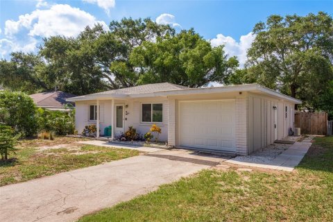 House in Clearwater, Florida 3 bedrooms, 100.33 sq.m. № 2227165 - photo 12