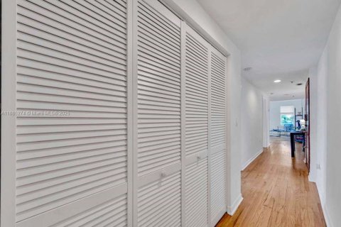 Copropriété à vendre à Miami Beach, Floride: 2 chambres, 82.68 m2 № 1943576 - photo 9