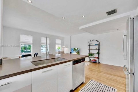 Copropriété à vendre à Miami Beach, Floride: 2 chambres, 82.68 m2 № 1943576 - photo 3