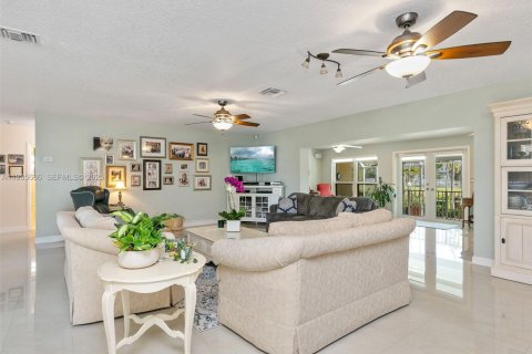 Casa en alquiler en Cutler Bay, Florida, 3 dormitorios, 187.38 m2 № 1993815 - foto 5