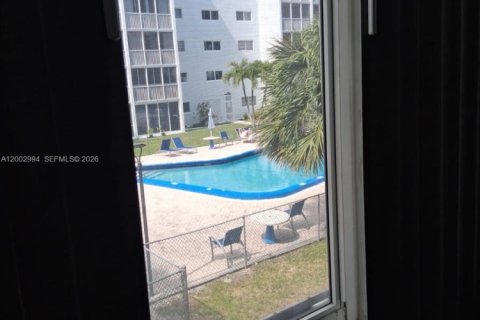 Condo in Hallandale Beach, Florida, 2 bedrooms  № 2069343 - photo 10