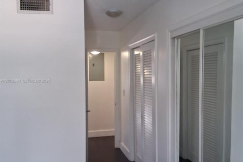 Condo in Hallandale Beach, Florida, 2 bedrooms  № 2069343 - photo 9
