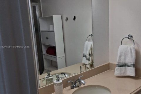 Condo in Hallandale Beach, Florida, 2 bedrooms  № 2069343 - photo 11