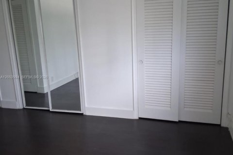 Condo in Hallandale Beach, Florida, 2 bedrooms  № 2069343 - photo 2