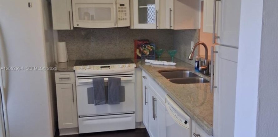 Condo in Hallandale Beach, Florida, 2 bedrooms  № 2069343