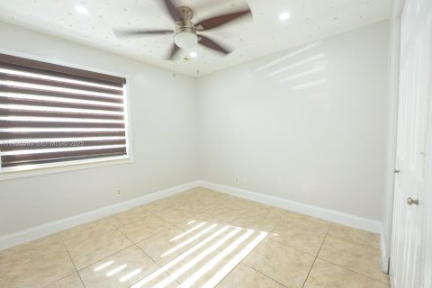 Casa en alquiler en Hialeah, Florida, 3 dormitorios, 112.5 m2 № 1993711 - foto 28
