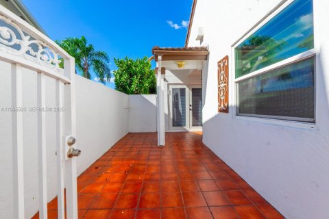 Casa en alquiler en Hialeah, Florida, 3 dormitorios, 112.5 m2 № 1993711 - foto 5