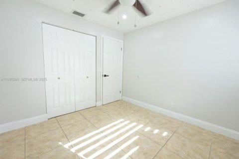 Casa en alquiler en Hialeah, Florida, 3 dormitorios, 112.5 m2 № 1993711 - foto 29