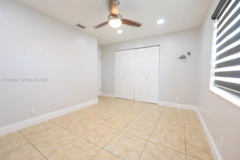 Casa en alquiler en Hialeah, Florida, 3 dormitorios, 112.5 m2 № 1993711 - foto 27