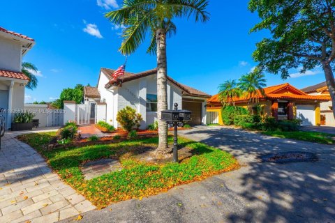 Casa en alquiler en Hialeah, Florida, 3 dormitorios, 112.5 m2 № 1993711 - foto 3