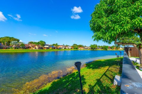Casa en alquiler en Hialeah, Florida, 3 dormitorios, 112.5 m2 № 1993711 - foto 20