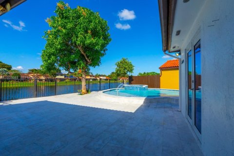 Casa en alquiler en Hialeah, Florida, 3 dormitorios, 112.5 m2 № 1993711 - foto 25